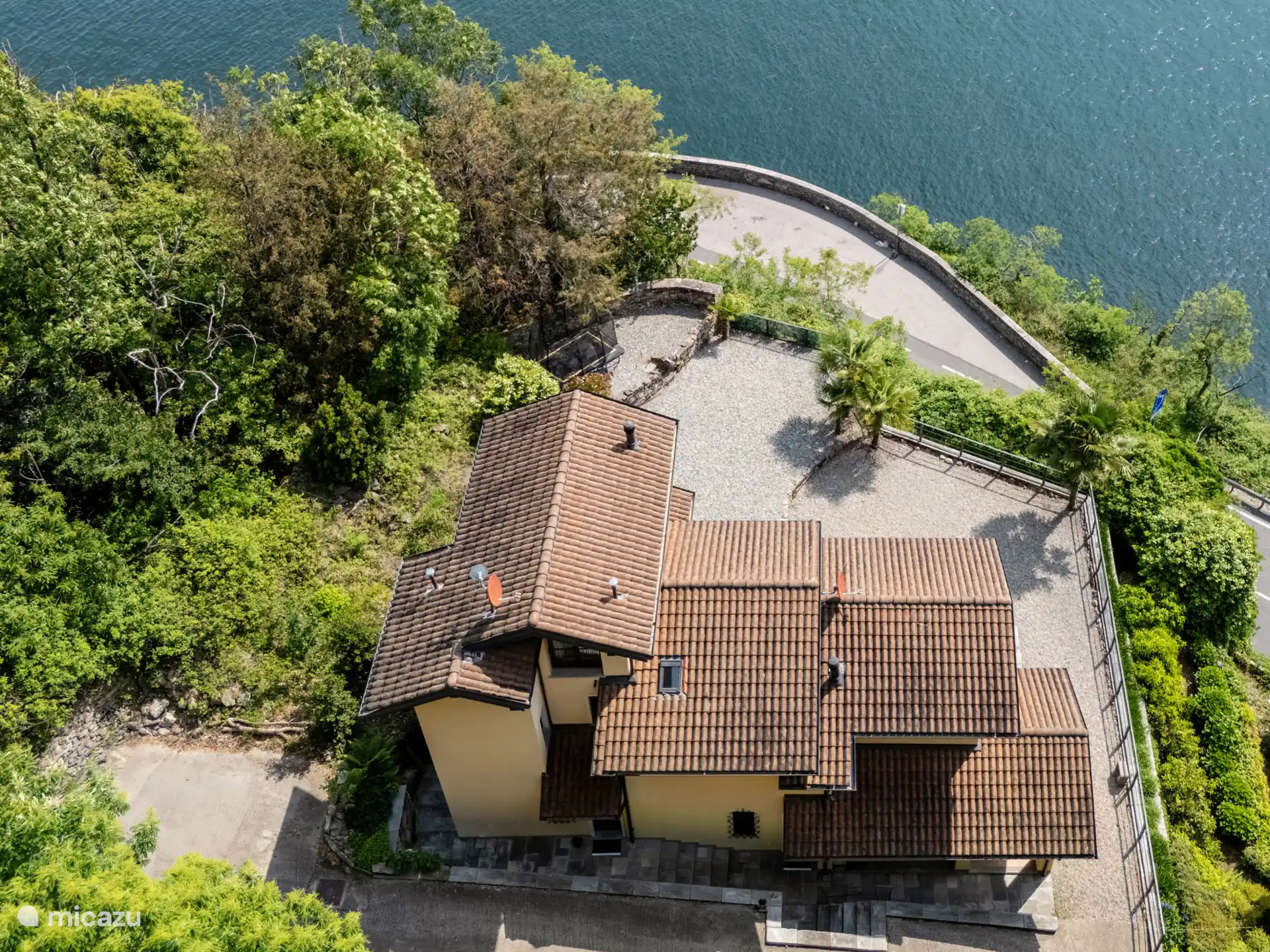 Here you can see the situation of our houses right on Lake Maggiore