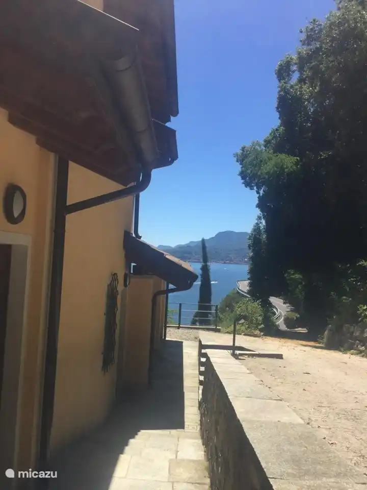 entrance to front doors with Luzerne tiles