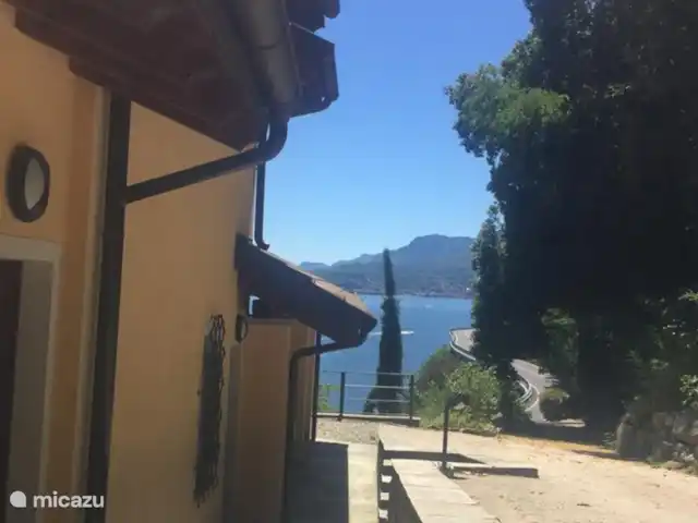 Cannobio-Lago Maggiore S.Carmine 1A en Italia, Piamonte, Carmine Inferiore - casa vacacional Entrada a las puertas de entrada con azulejos de Lucerna