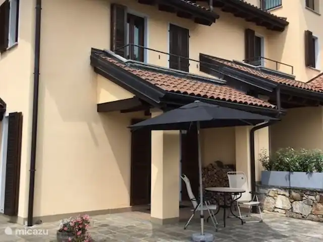 Cannobio-Lago Maggiore S.Carmine 1A en Italia, Piamonte, Carmine Inferiore - casa vacacional Terraza con asientos y vistas al lago Maggiore
