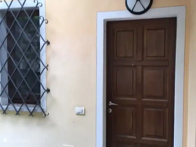 Cannobio-Lago Maggiore S.Carmine 1A en Italia, Piamonte, Carmine Inferiore - casa vacacional La puerta de entrada con cercas artísticamente forjadas frente a ella.
ventana