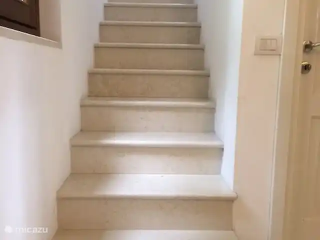 Cannobio-Lago Maggiore S.Carmine 1A en Italia, Piamonte, Carmine Inferiore - casa vacacional Desde el vestíbulo una escalera conduce al 1er piso. Las escaleras y los suelos de la planta baja son de mármol.