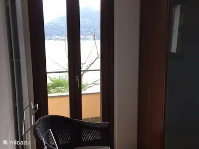 Cannobio-Lago Maggiore S.Carmine 1A en Italia, Piamonte, Carmine Inferiore - casa vacacional En el dormitorio hay un balcón a la izquierda con vista al lago Maggiore.