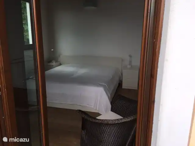 Cannobio-Lago Maggiore S.Carmine 1A en Italia, Piamonte, Carmine Inferiore - casa vacacional Desde el balcón se puede mirar directamente al dormitorio con 2 colchones de 90 x 200.