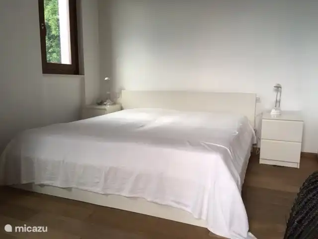 Cannobio-Lago Maggiore S.Carmine 1A en Italia, Piamonte, Carmine Inferiore - casa vacacional La cama a todo lo ancho.