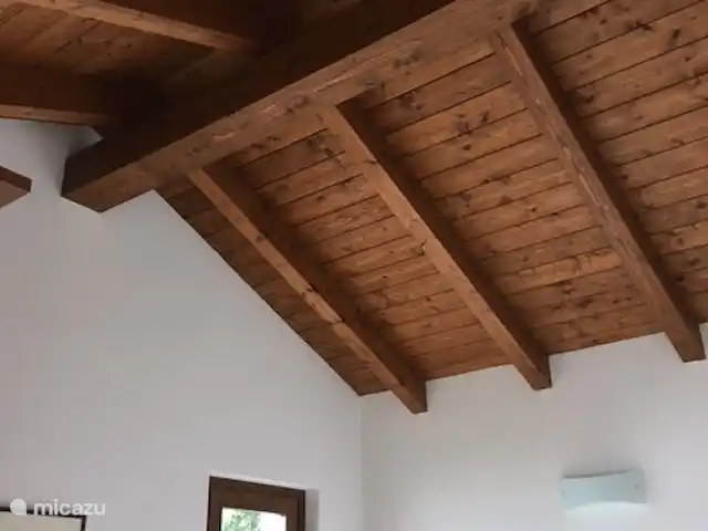 Cannobio-Lago Maggiore S.Carmine 1A en Italia, Piamonte, Carmine Inferiore - casa vacacional Desde tu cama miras este hermoso techo de vigas.
