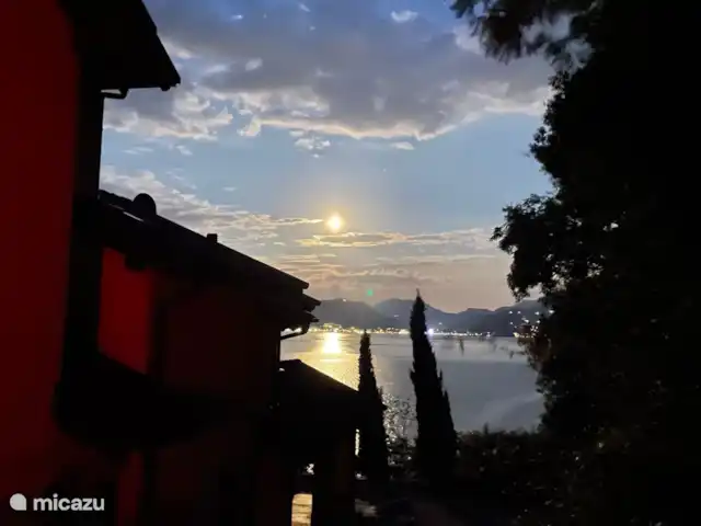 Cannobio-Lago Maggiore S.Carmine 1A en Italia, Piamonte, Carmine Inferiore - casa vacacional Cuando la luna llena brilla sobre el lago, se crea esta imagen encantadora.