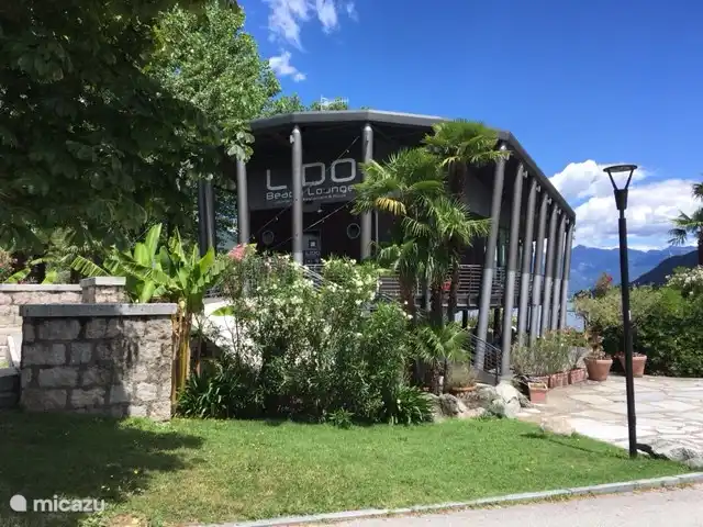 Cannobio-Lago Maggiore S.Carmine 1A en Italia, Piamonte, Carmine Inferiore - casa vacacional The Beach Lounge en la playa para tomar una copa o cenar o almorzar con una vista fantástica del lago y Suiza