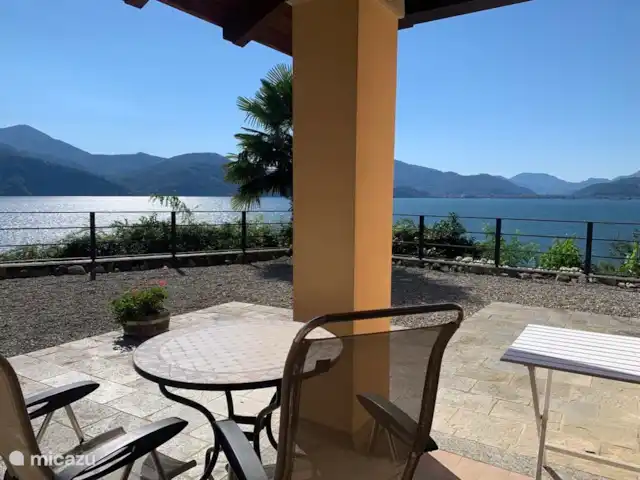 Cannobio-Lago Maggiore S.Carmine 1A en Italia, Piamonte, Carmine Inferiore - casa vacacional Disfrute del desayuno en la terraza con esa fascinante vista del Lago.