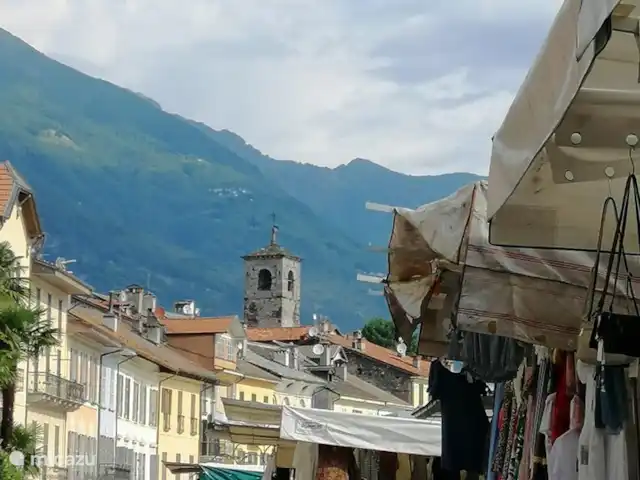 Cannobio-Lago Maggiore S.Carmine 1A en Italia, Piamonte, Carmine Inferiore - casa vacacional El acogedor mercado dominical con más de 100 puestos