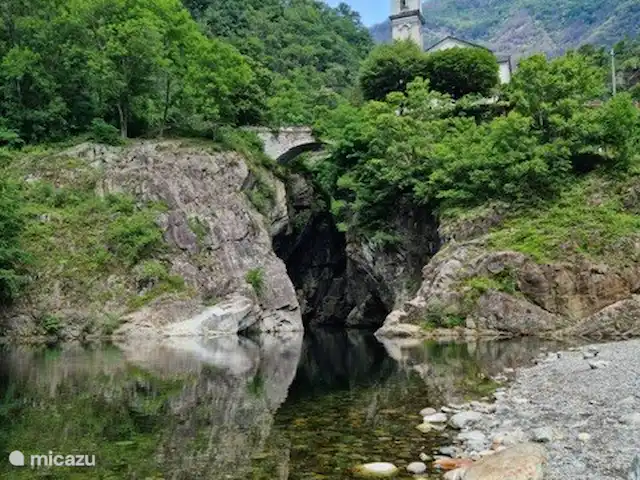 Cannobio-Lago Maggiore S.Carmine 1A en Italia, Piamonte, Carmine Inferiore - casa vacacional El Valle Calombina con un puente romano del siglo XIII