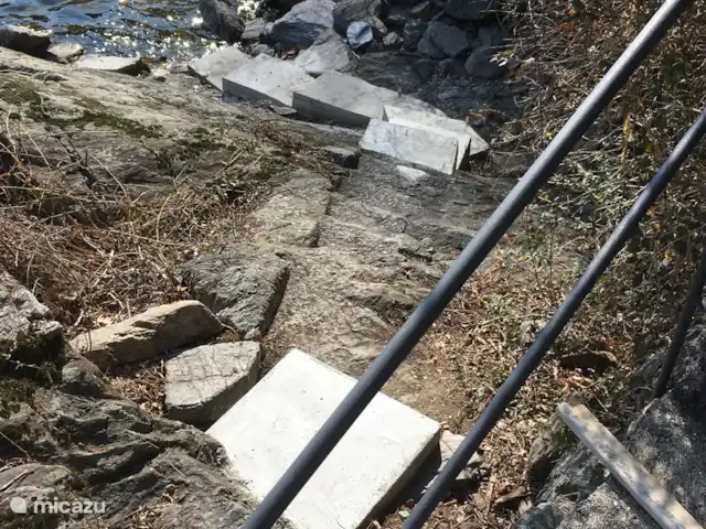 Cannobio-Lago Maggiore S.Carmine 1A en Italia, Piamonte, Carmine Inferiore - casa vacacional La escalera del Lago, excavada en la roca, a la que se le han añadido varios escalones.