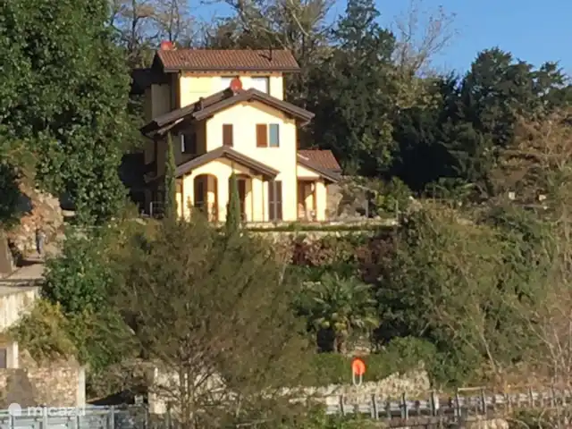 Cannobio-Lago Maggiore S.Carmine 1A en Italia, Piamonte, Carmine Inferiore - casa vacacional el hermoso sol de la mañana y el cielo azul