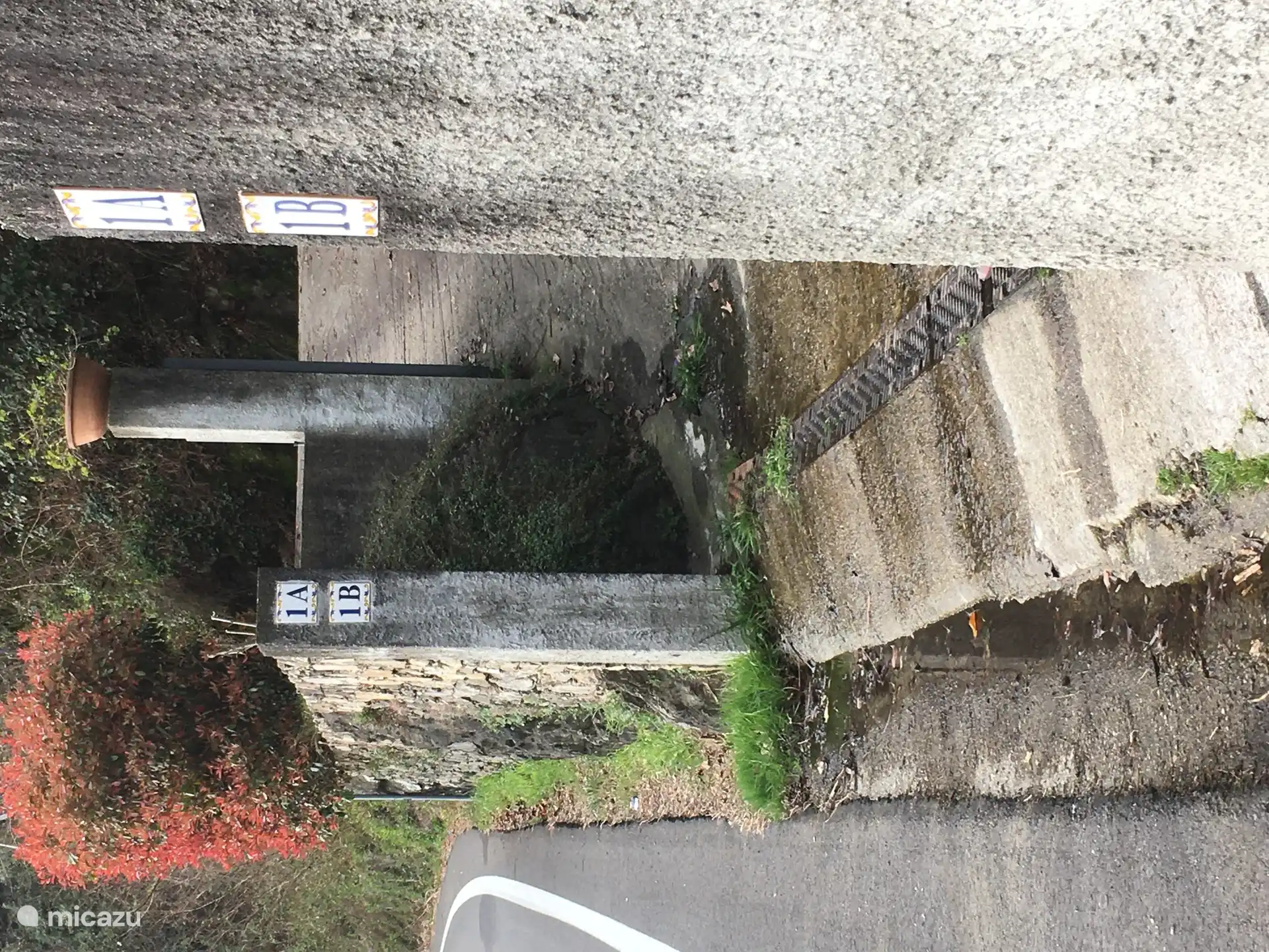 After the first large bend to the right is our entrance after about 80 meters.