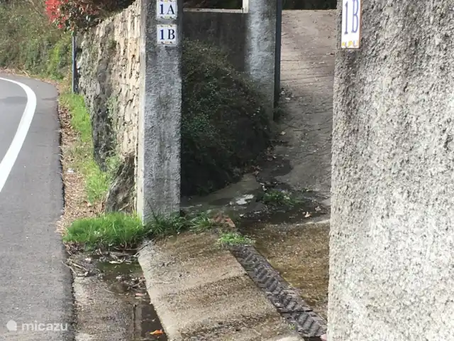 Cannobio-Lago Maggiore S.Carmine 1A en Italia, Piamonte, Carmine Inferiore - casa vacacional Después de la primera gran curva a la derecha se encuentra nuestra entrada a unos 80 metros.