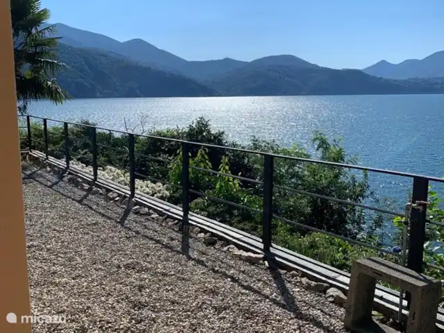 Cannobio-Lago Maggiore S.Carmine 1A en Italia, Piamonte, Carmine Inferiore - casa vacacional Vista desde la terraza de Luino al otro lado con el sol naciente.