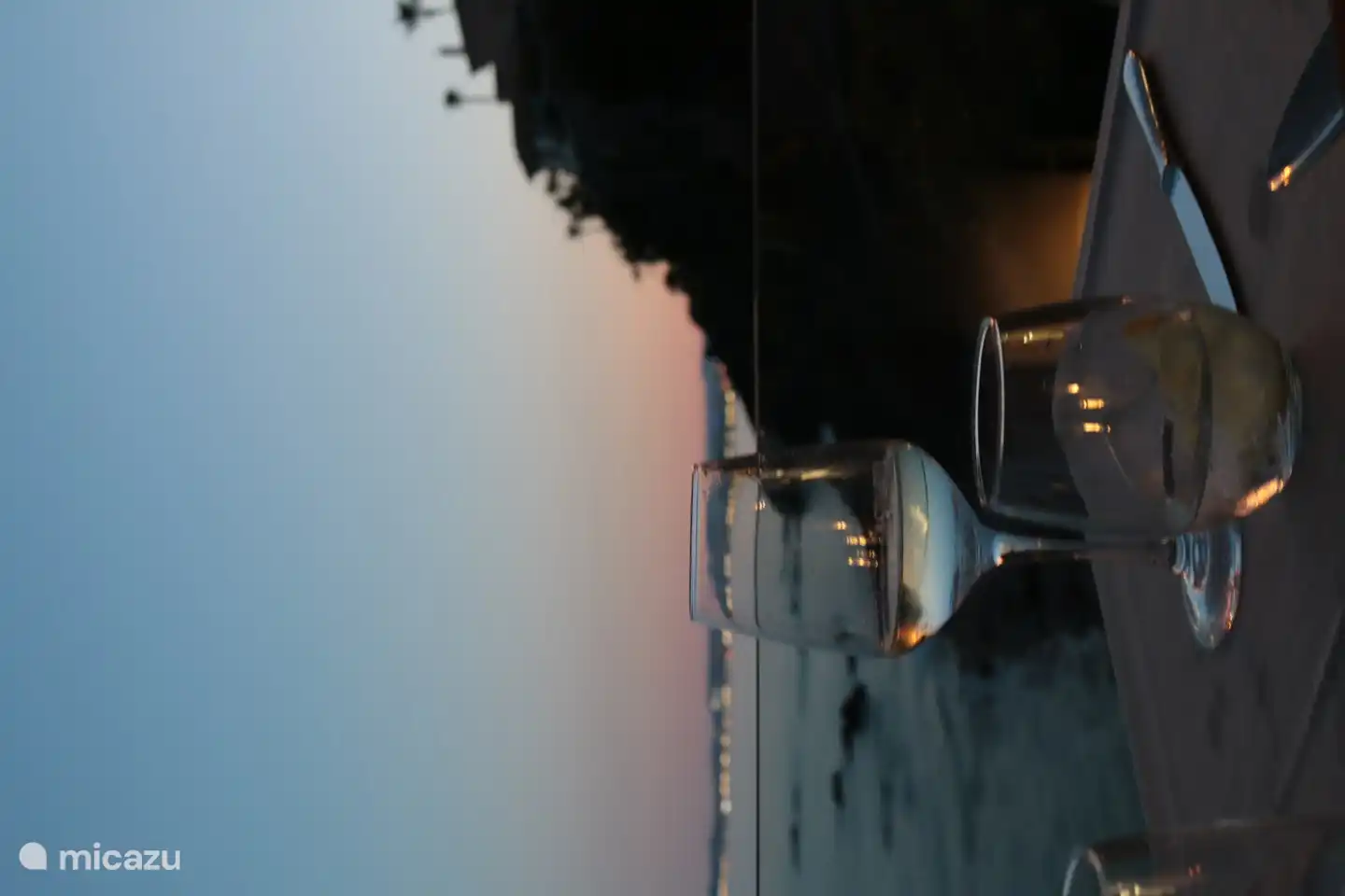 Prendre un verre le soir avec vue sur la mer