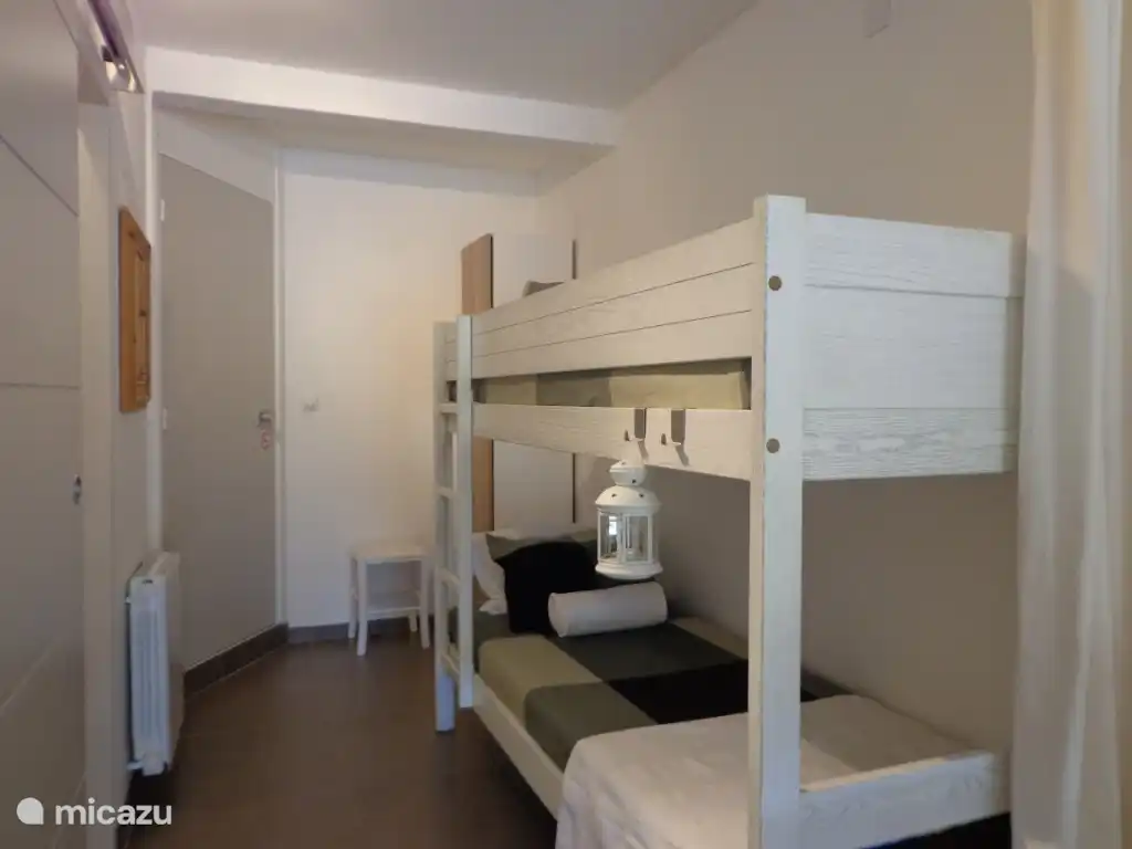 Extra Schlafbereich mit Etagenbett, abtrennbar.