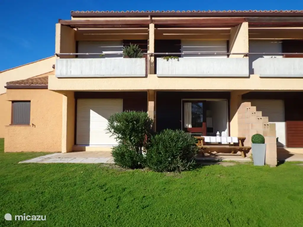 Private Terrasse mit vorgelagertem Gemeinschaftsgarten, nur für Mieter und Eigentümer zugänglich.