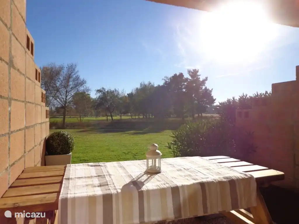 Blick von der Terrasse auf Garten und Golfplatz