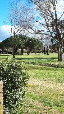 Blick von der Terrasse auf Garten und Golfplatz