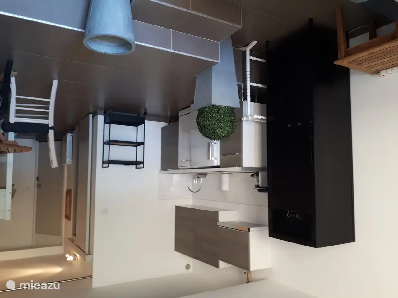 Offene, voll ausgestattete Küche