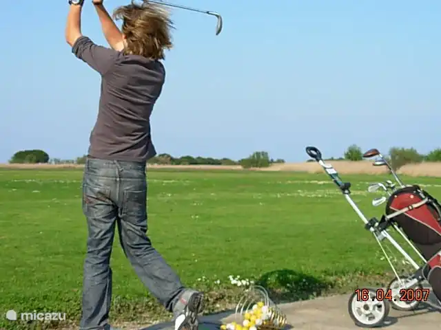 Schlagen Sie den Ball auf den praktischen 27-Loch-Golfplätzen von Saint Cyprien Plage