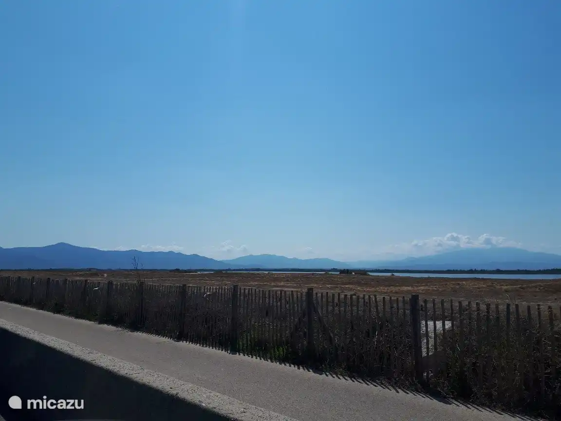 Rad- und Wanderwege führen zum Strand, zum See und nach Canet. Kürzlich wurde eine neue Fahrrad- und Wanderroute gebaut, um andere Dörfer zu erreichen