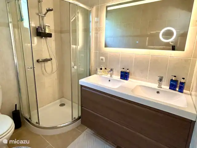 Maison avec piscine proche Ste Maxime | France, Côte d'Azur, Le Muy - maison de vacances Salle de bain lumineuse et moderne avec double vasque.