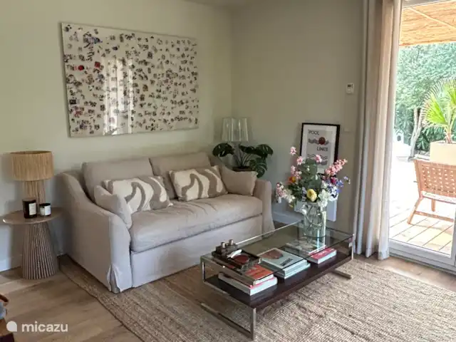 Maison avec piscine proche Ste Maxime | France, Côte d'Azur, Le Muy - maison de vacances Salon avec portes-fenêtres donnant sur la terrasse.