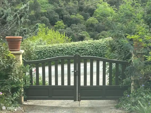 Maison avec piscine proche Ste Maxime | France, Côte d'Azur, Le Muy - maison de vacances Le portail avec l’allée de la maison. Juste peint dans les nouvelles couleurs de la maison.