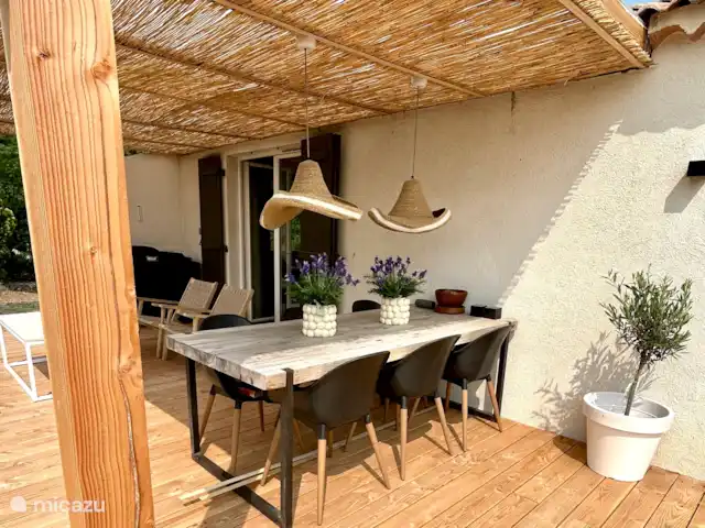 Maison avec piscine proche Ste Maxime | France, Côte d'Azur, Le Muy - maison de vacances Salle à manger extérieure sous la véranda.