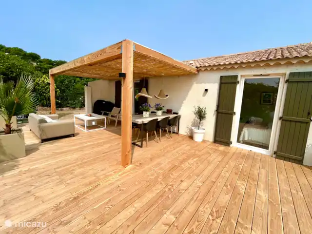 Maison avec piscine proche Ste Maxime | France, Côte d'Azur, Le Muy - maison de vacances Façade avant de la maison avec la nouvelle véranda.