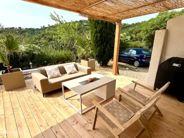 Maison avec piscine proche Ste Maxime | France, Côte d'Azur, Le Muy - maison de vacances Véranda avec coin salon et le Weber E-bbq.