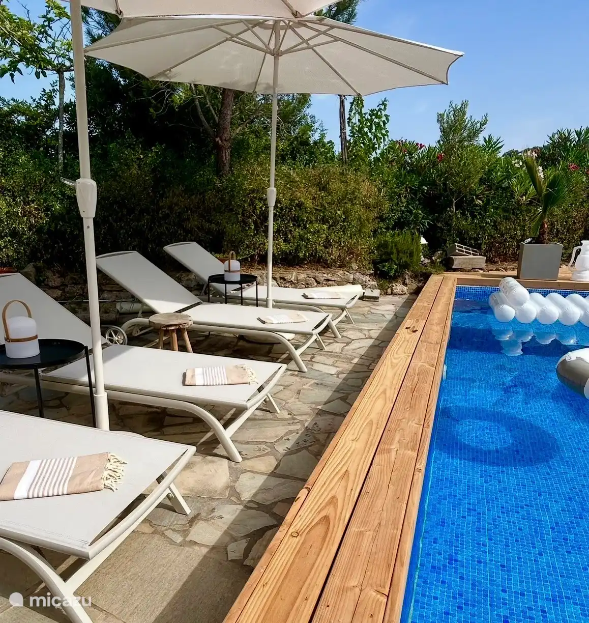 Swimming pool based on salt.