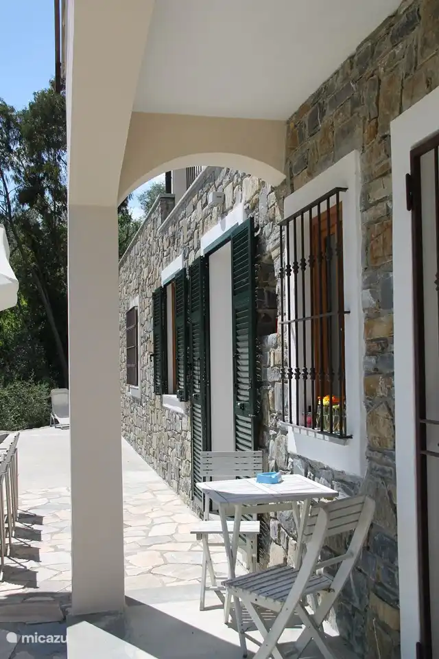 Overdekt zitje voor het huis  