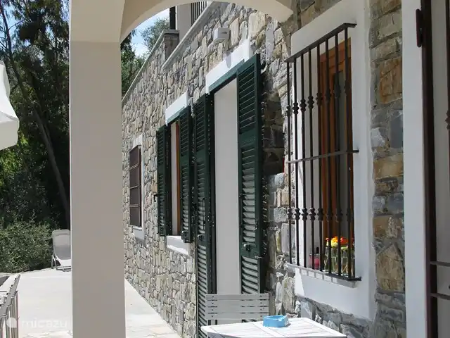 Villa Dolce Apricale | Italie, Ligurie, Apricale - villa Coin salon couvert devant la maison