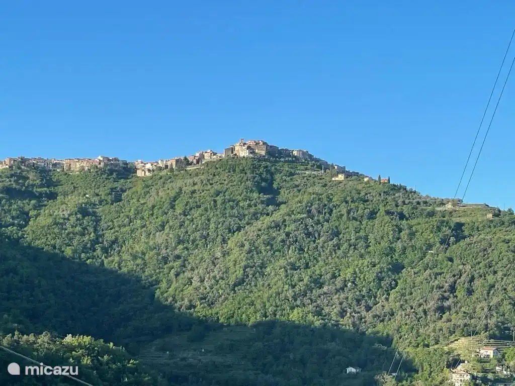 Fantastisch uitzicht vanuit de tuin op het Middeleeuwse dorp Perinaldo