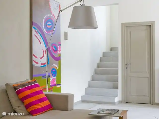 Villa Dolce Apricale | Italie, Ligurie, Apricale - villa Détail salon TV avec escalier menant au premier étage