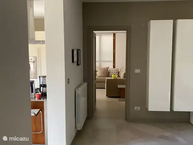 Villa Dolce Apricale | Italie, Ligurie, Apricale - villa Vue sur une chambre spacieuse avec salle de bain attenante au rez-de-chaussée
