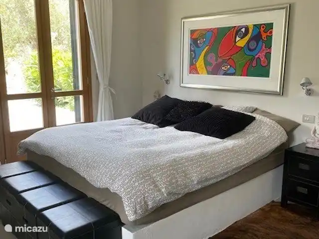 Villa Dolce Apricale | Italie, Ligurie, Apricale - villa Chambre des maîtres très spacieuse au 1er étage avec de grands placards, portes-fenêtres donnant sur la terrasse avec piscine