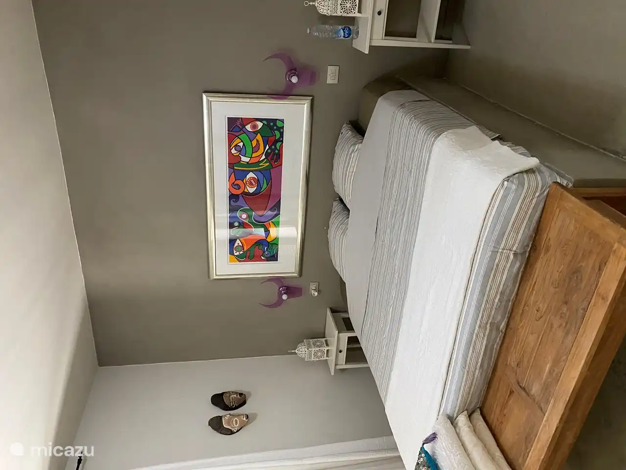 Tweede slaapkamer 1e verdieping met balkon en zicht op Middeleeuwse dorpje Perinaldo 