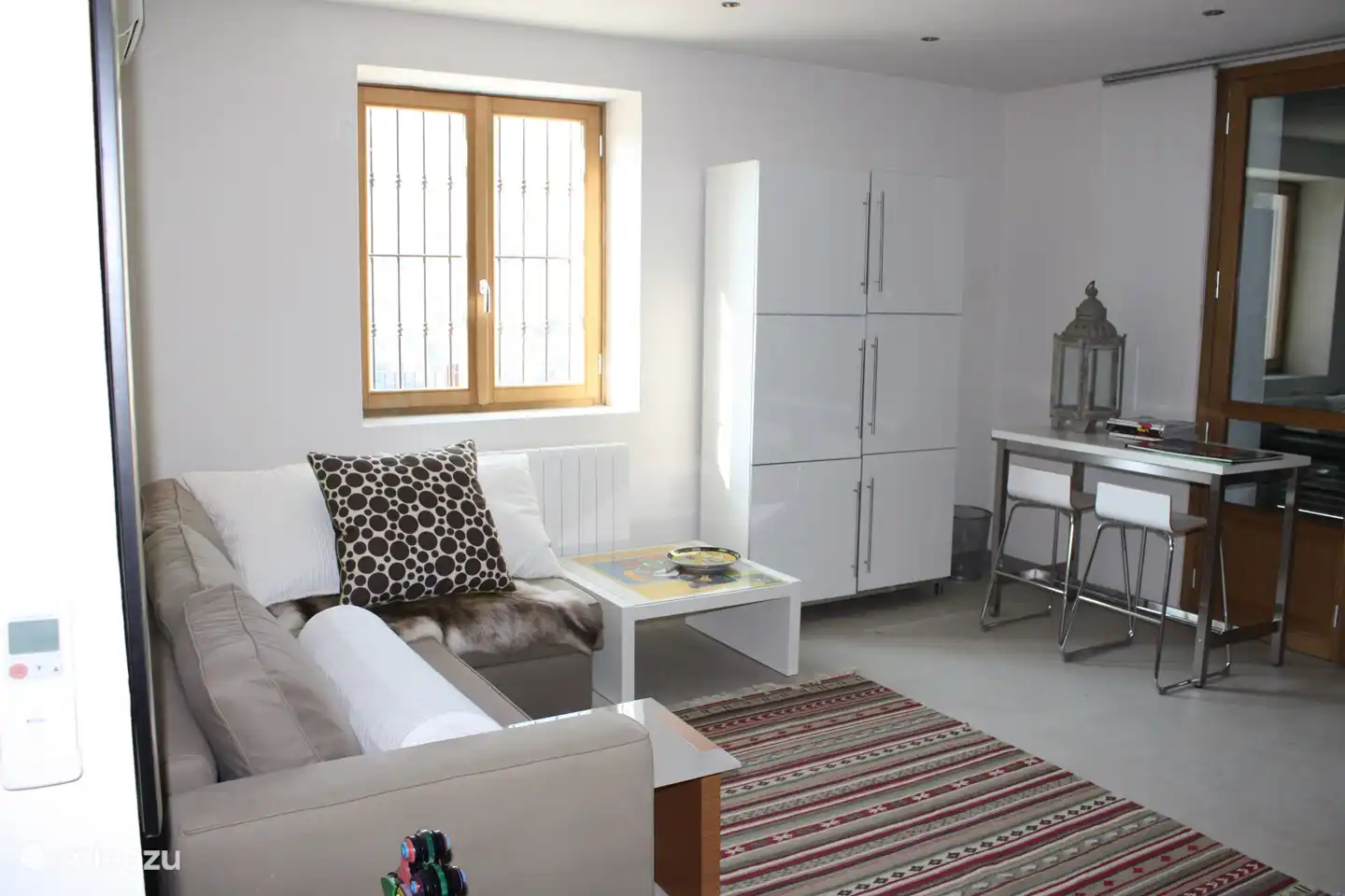 Slaapkamer drie met twee een persoons bedden en een slaapbank (1.40 breed) en openslaande deuren 