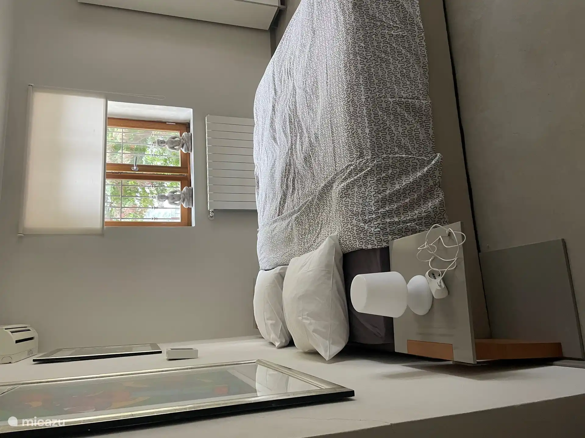 Slaapkamer drie met twee eenpersoons bedden die uit elkaar te schuiven zijn. 