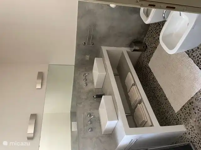 Luxe badkamer 1e verdieping met inloopdouche, toilet, bidet en kiezelvloer 