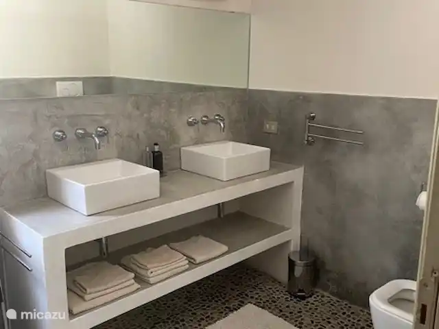 Villa Dolce Apricale | Italie, Ligurie, Apricale - villa Salle de bains de luxe au 1er étage avec douche à l'italienne, toilettes, bidet et sol en galets
