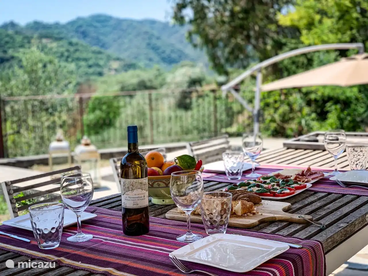 Gedekte tafel bij Villa Dolce Apricale 