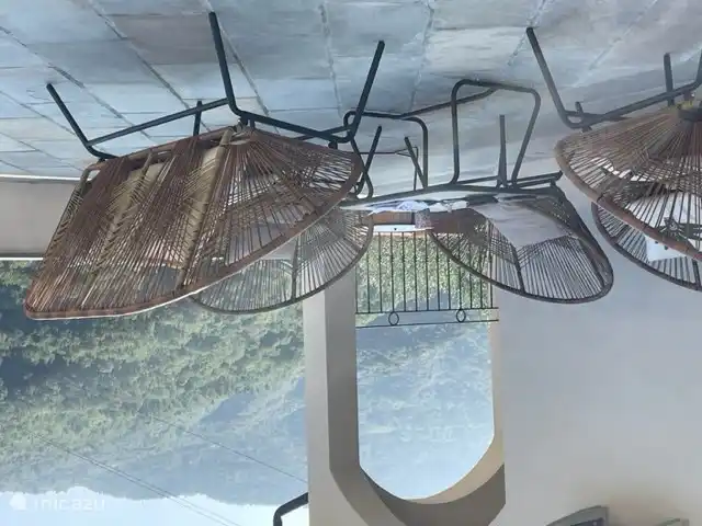 Zitje op zonneterras grenzend aan zwembad 