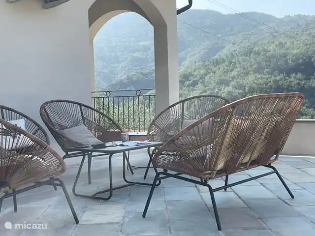 Villa Dolce Apricale | Italie, Ligurie, Apricale - villa Assis sur la terrasse ensoleillée adjacente à la piscine