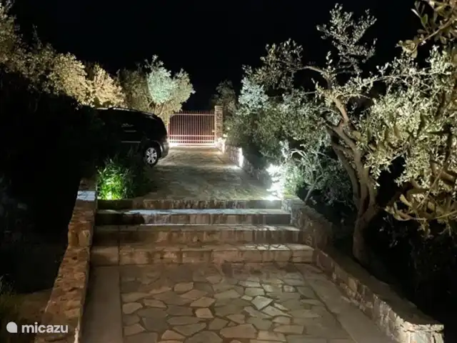 Villa Dolce Apricale | Italie, Ligurie, Apricale - villa La villa est entièrement clôturée avec un portail d'entrée et une clôture et le jardin est joliment éclairé